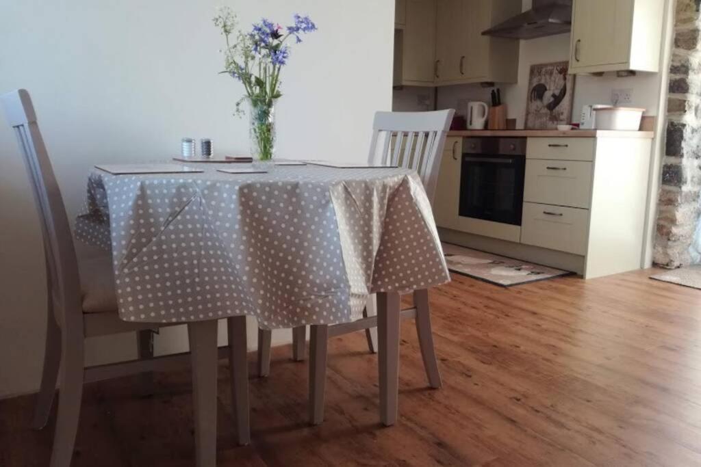 Farm Accommodation - The Lizard Peninsula, Cornwall เฮลสตัน ภายนอก รูปภาพ