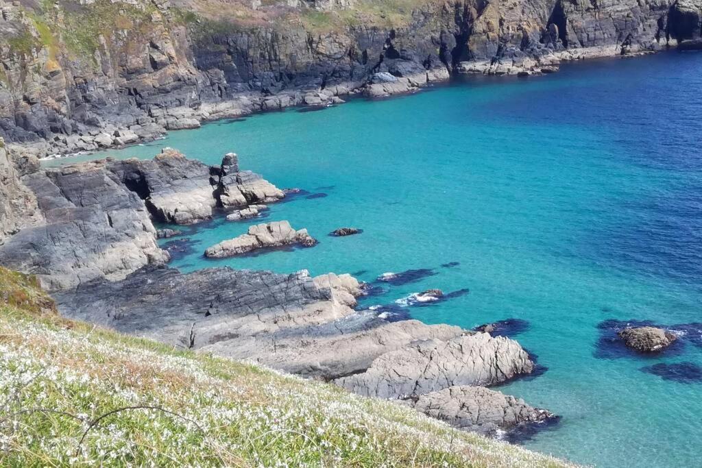 Farm Accommodation - The Lizard Peninsula, Cornwall เฮลสตัน ภายนอก รูปภาพ