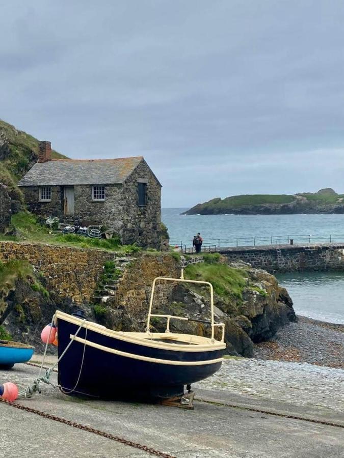 Farm Accommodation - The Lizard Peninsula, Cornwall เฮลสตัน ภายนอก รูปภาพ